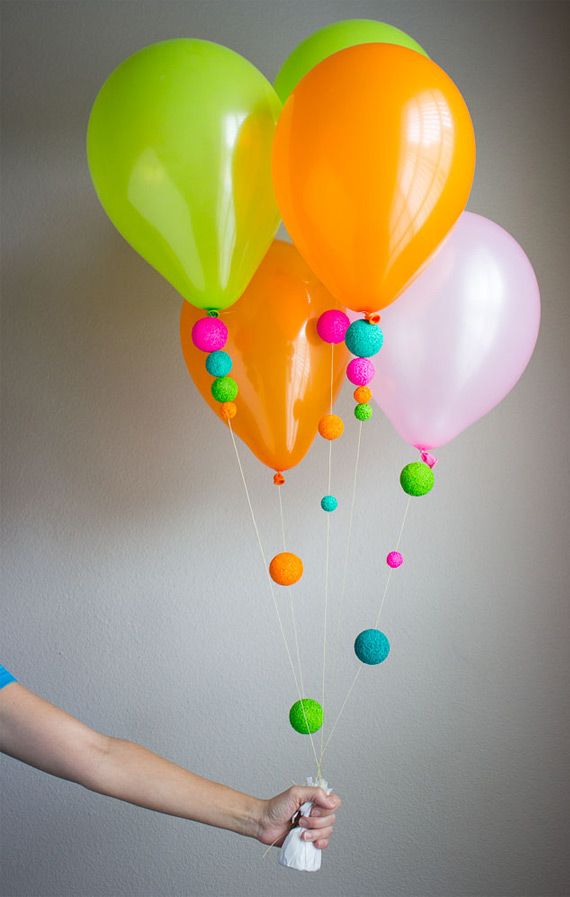 globos y borlas de colores decoracion con globos