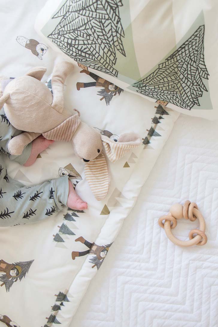 habitacion-bebe-estilo-nordico-textiles-cama