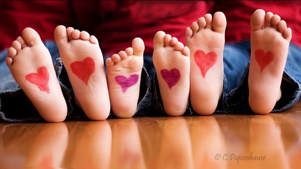 ffotos-niños-pies-corazones