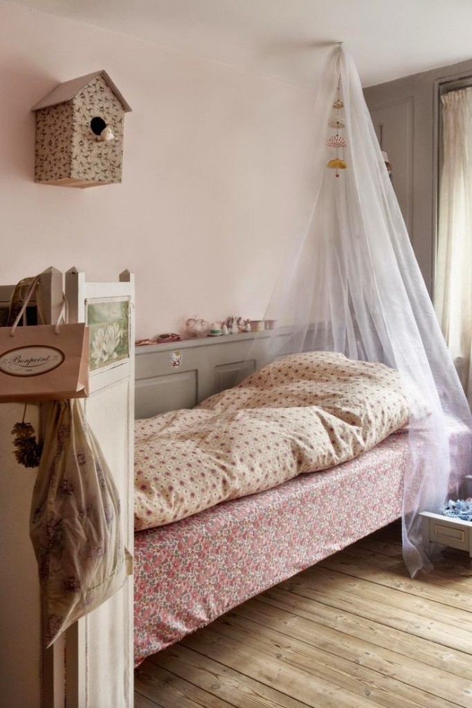 bedroom-for-girls-flowers-canopy