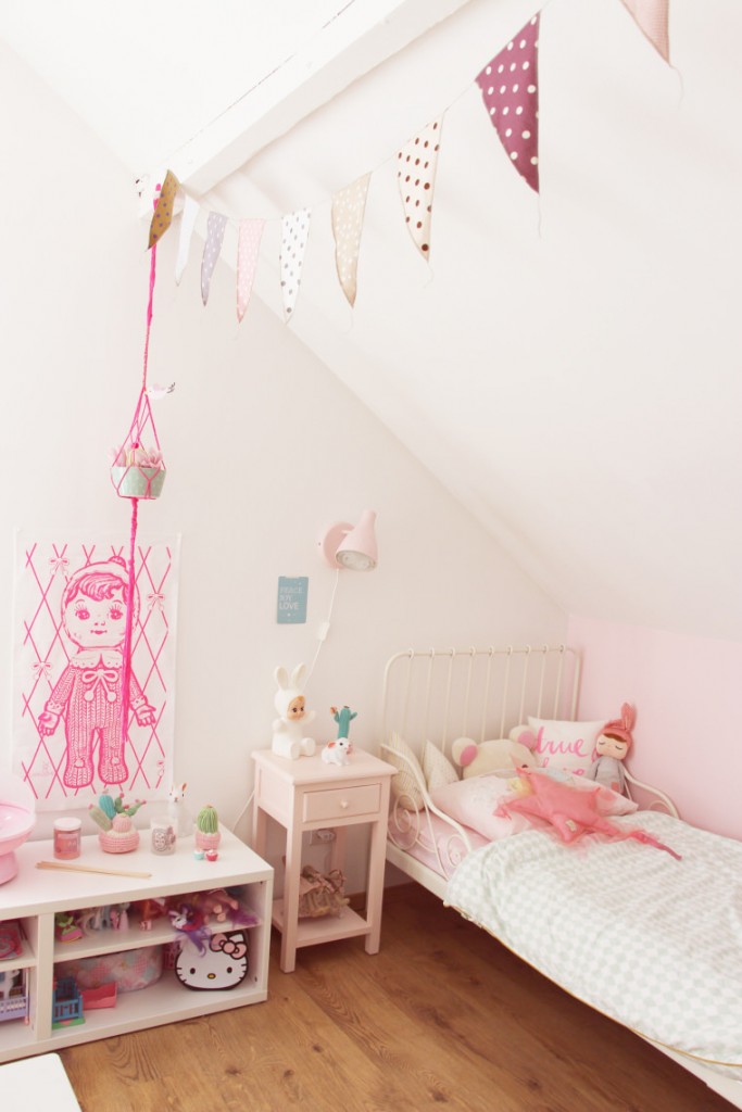 pink-room-beautiful-girl-pictures