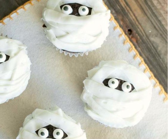 cupcakes-con-decoracion-de-momia-halloween