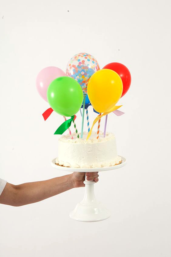 decorar-tartas-infantiles-con-globos-y-banderines-1